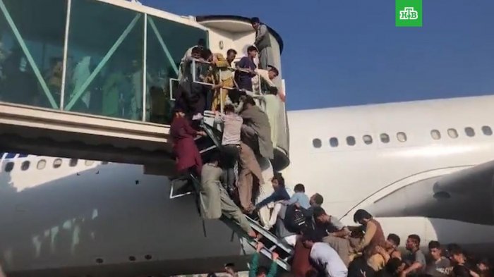 Kabil aeroportunda xaos: ABŞ hərbçiləri bir neçə əfqanı güllələdi