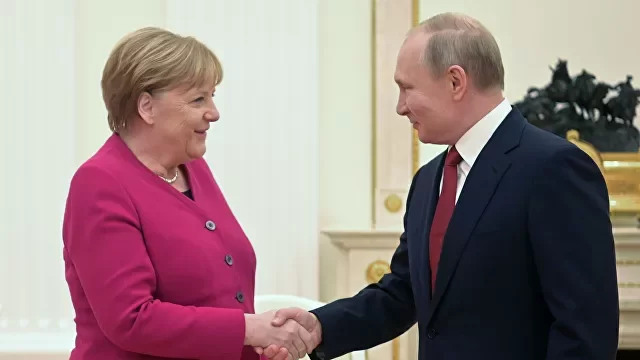Putinlə görüşdə Merkelin telefonuna zəng gəldi