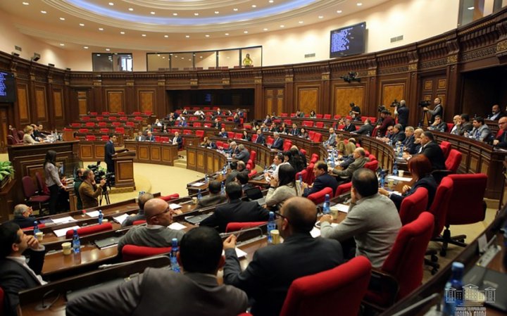 Ermənistan parlamentində hökumətin 5 illik fəaliyyət proqramına etiraz