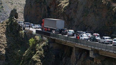 İran KİV-i Azərbaycanın Gorus-Qafan yolundakı gömrük postundan yazdı –