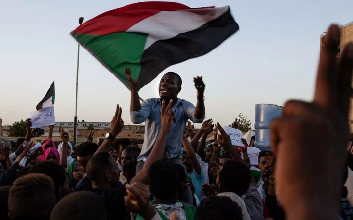 Sudanda etirazçılar neft kəmərini bağladılar -