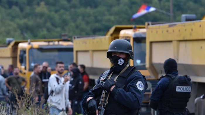 Serbiya Kosovo ilə sərhədə zirehli texnika yığır -