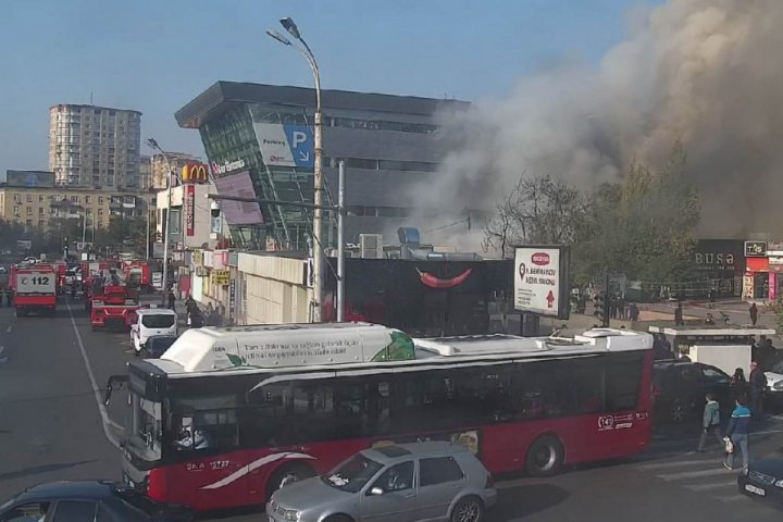Bakının mərkəzində ticarət obyektlərində baş verən yanğın söndürüldü -