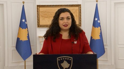 Kosovo da iki rus diplomatını qovur -