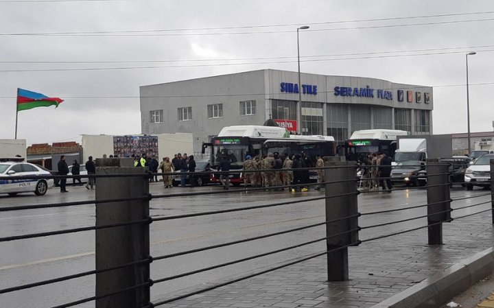 Bakıda bir qrup qazi yolu bağlamaq istədi –
