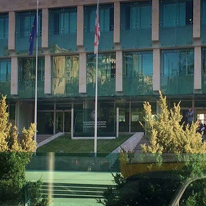 Tbilisidə çevriliş həyəcanı –