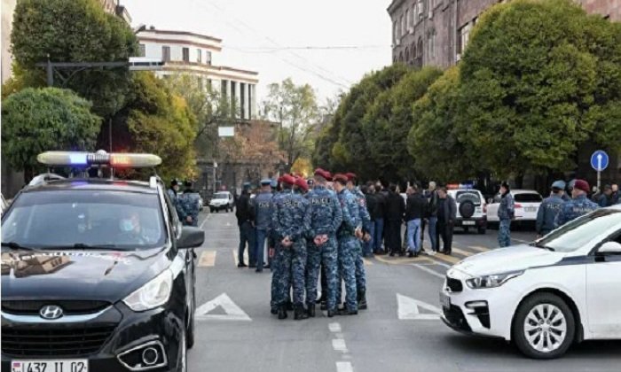 Ermənistanda itkin düşənlərin yaxınları aksiya keçirirlər -