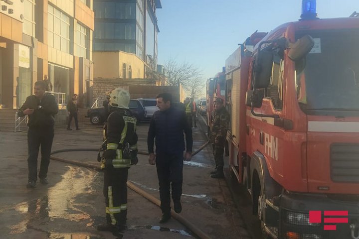 Bakıda "Forsage" mağazasında yanğın -