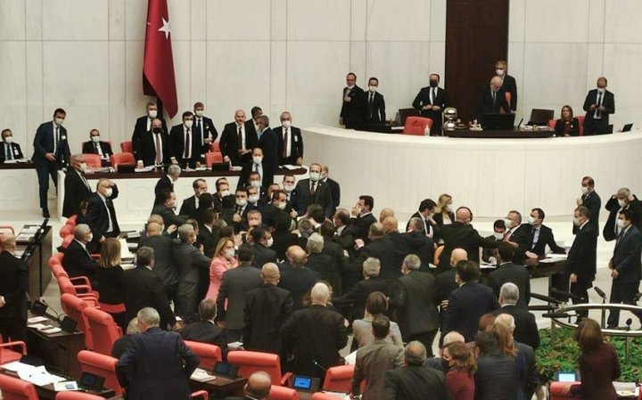 Türkiyə parlamentində dava düşdü
