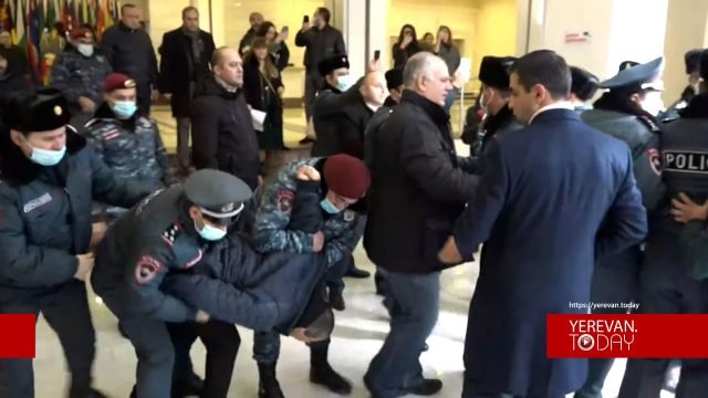 Ermənistanda aksiya iştirakçıları XİN-in binasına girdilər –