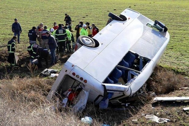 Türkiyədə güləşçiləri daşıyan mikroavtobus aşdı -