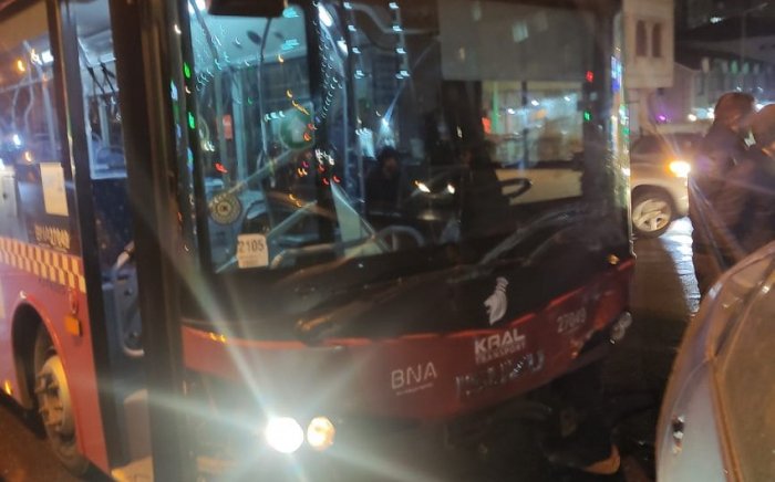 Bakıda sərnişin avtobusu minik maşını ilə toqquşdu -