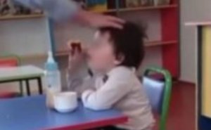 Bağçada körpə uşağı döyən tərbiyəçi işdən çıxarıldı və təhqiqata cəlb edildi –
