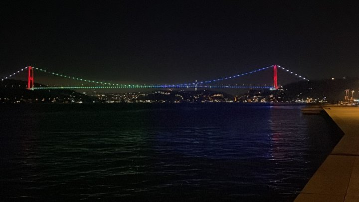 İstanbulun məşhur körpüsü Azərbaycan bayrağının rəngləri ilə işıqlandırıldı