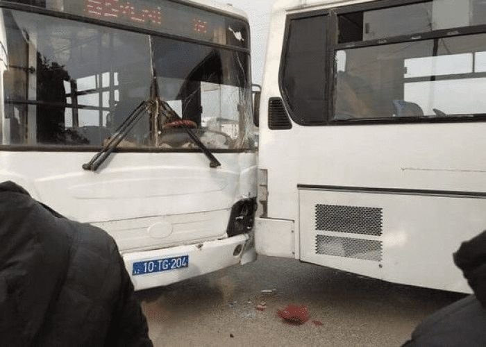 Bakıda avtobus qəzaları: biri ağaca çırpıldı, ikisi isə toqquşdu -