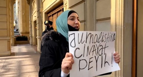 Jurnalistin həyat yoldaşı Baş Prokurorluğun qarşısında etiraz aksiyası keçirdi –