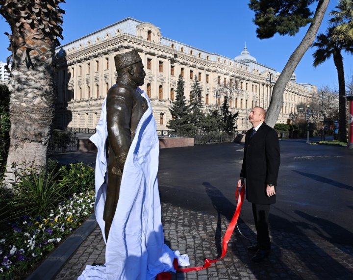 İlham Əliyev Hacı Zeynalabdin Tağıyevin abidəsinin açılışında iştirak edib -