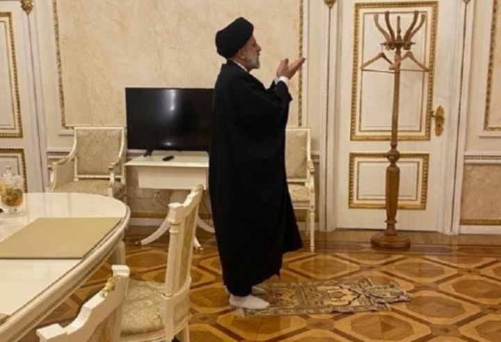 İran Prezidenti Kreml binasında namaz qıldı -