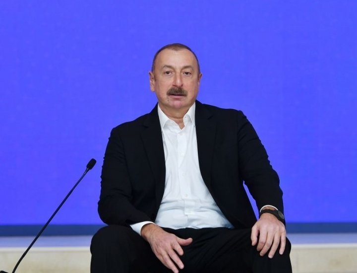 Prezident Polad Həşimovun qızı ilə danışarkən təsirləndi