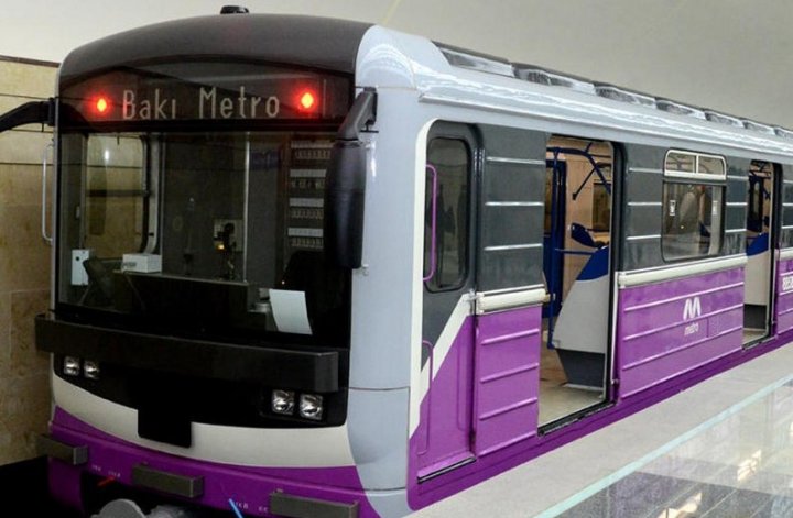 Bakı metrosunda qadın özünü qatarın  altına atdı