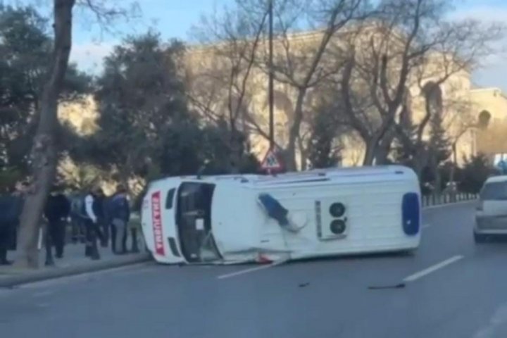 Bakıda təcili yardım maşını qəzaya düşərək aşdı