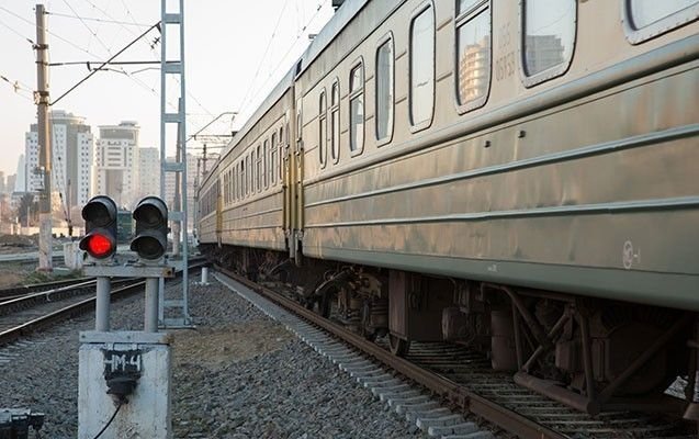 Bakıda çağırışa gedən həkimin ayağı qatarın altında qaldı -