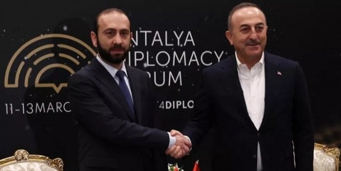 Çavuşoğlu Antalyada erməni həmkarı ilə görüşdü