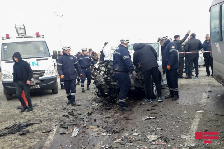 Sumqayıtda mikroavtobus minik maşını ilə toqquşdu -