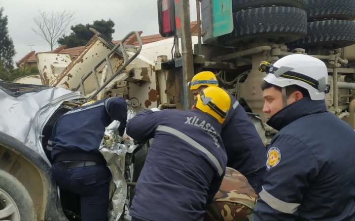 Bakıda betonqarışdıran maşın avtomobilin üzərinə aşdı: yaralananlar var