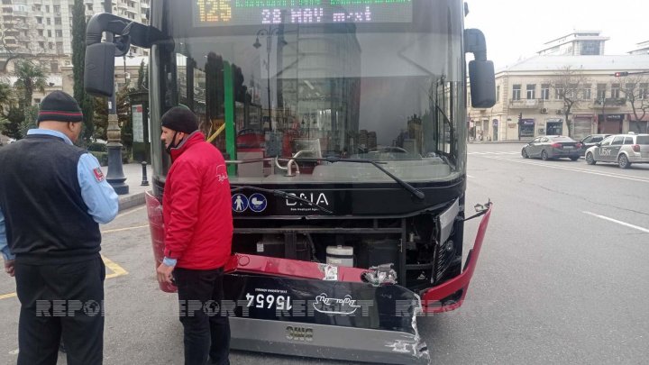 “BakuBus”un avtobusu qəzaya düşdü