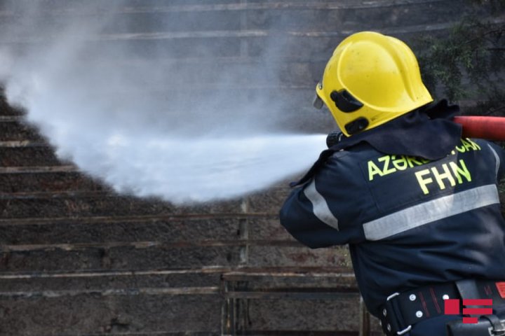 Bakıda avtoservis yandı