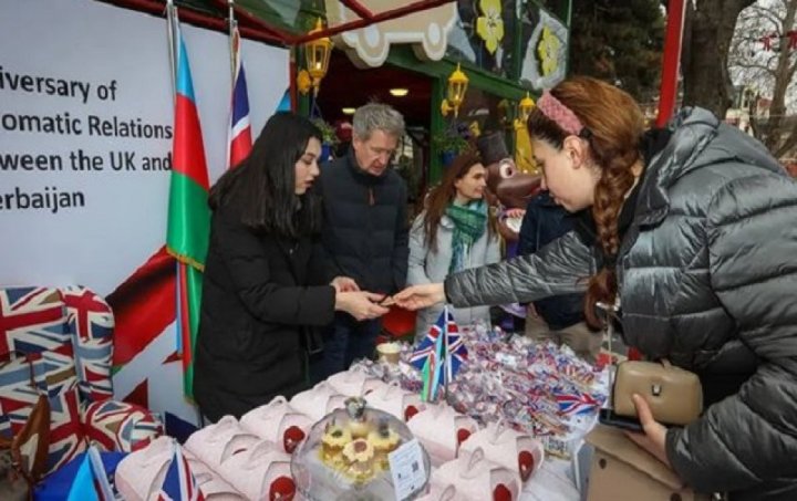 Britaniya səfiri Ukraynaya kömək üçün Bakıda şirniyyat satdı
