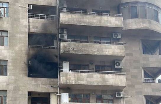 Bakıda çoxmərtəbəli yaşayış binasında yanğın  -