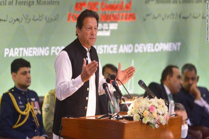 Pakistan parlamenti Baş nazirə etimadsızlıq göstərdi -