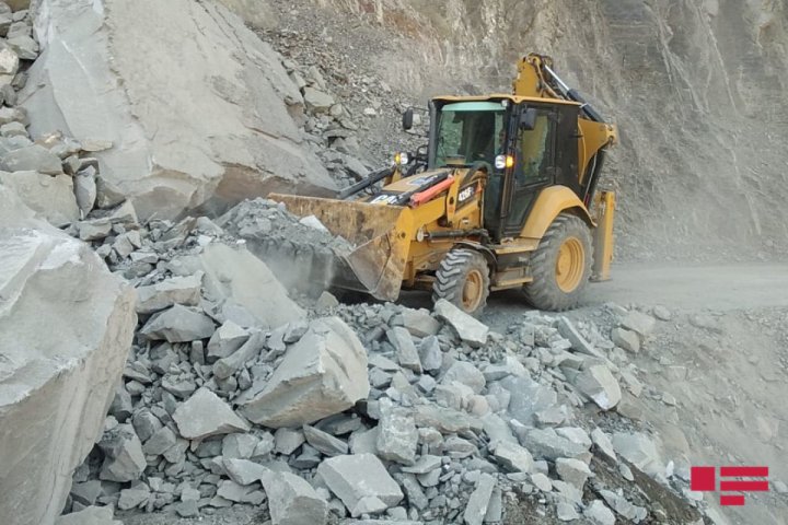 Lahıcda dağ uçqununa görə bağlanan yol açıldı