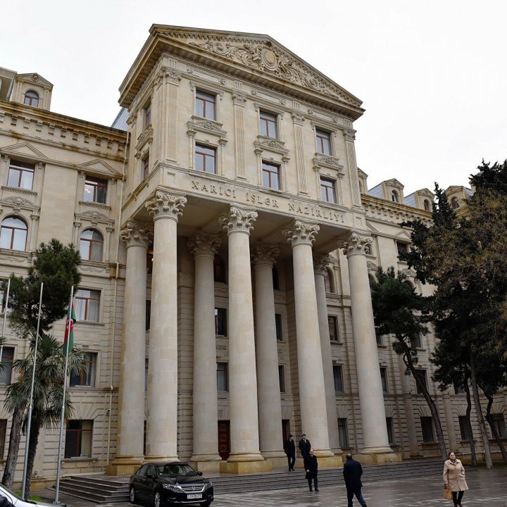 Ukraynada valideynləri həlak olan 3 azərbaycanlı uşaq Vətənə gətirildi Ukraynada valideynləri həlak olan 3 azərbaycanlı uşaq Vətənə gətirildi