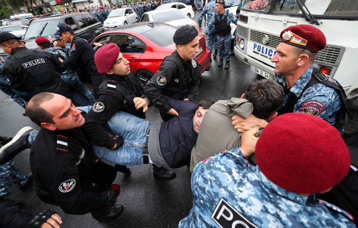 Ermənistanda etirazlar: polis aksiya iştirakçılarına güc tətbiq etdi -