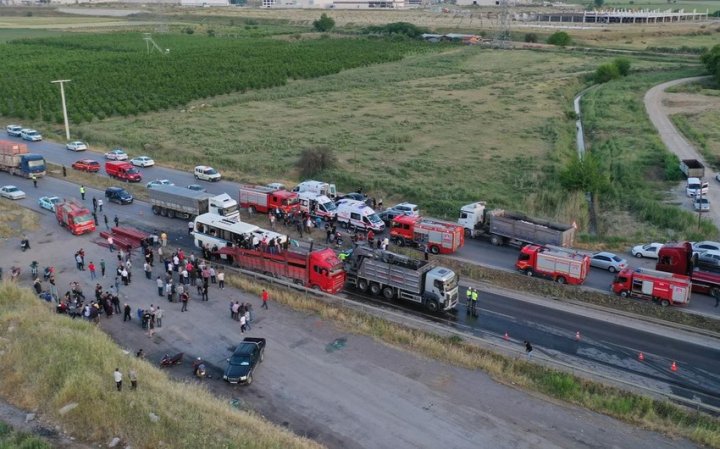 Türkiyədə avtobus yük maşını ilə toqquşdu