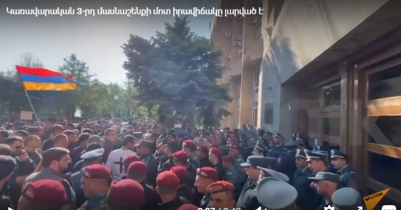 İrəvandakı müxalifət tərəfdarları hökumət binalarından birinin girişini bağladılar -