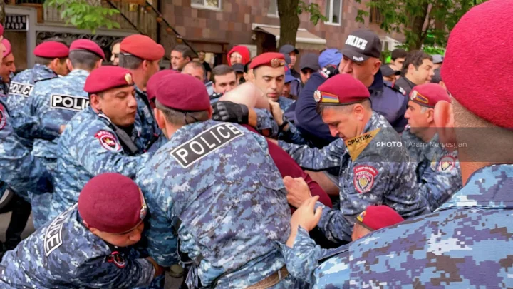 İrəvanda polislə müxalifətçilər arasında dava  -