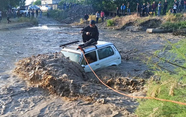 Xaçmaz sakini maşını ilə daşan çayda köməksiz vəziyyətdə qaldı  -