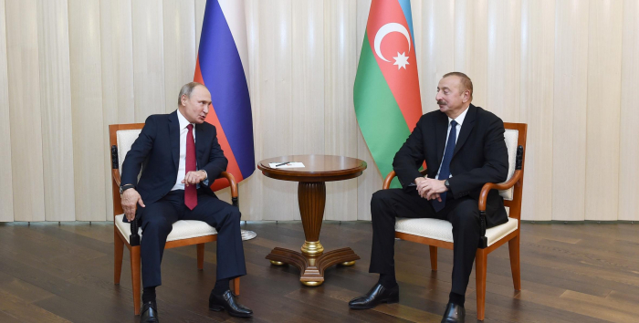 İlham Əliyev Vladimir Putinlə danışdı -