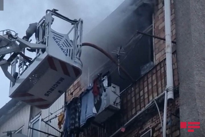 Bakıda çoxmənzilli yaşayış binasında yanğın  -