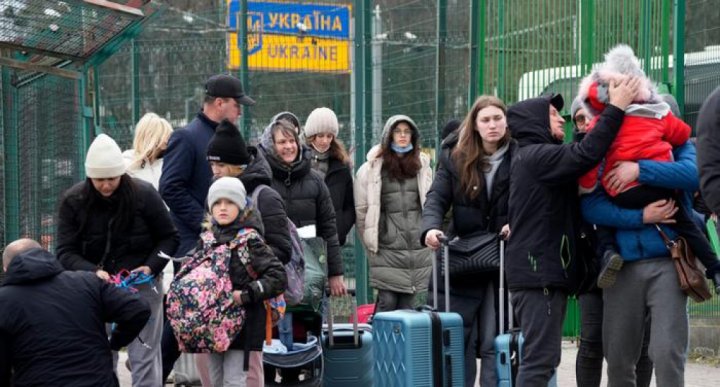 Polşa ukraynalı qaçqınlara müavinət ödəməyi dayandıracaq