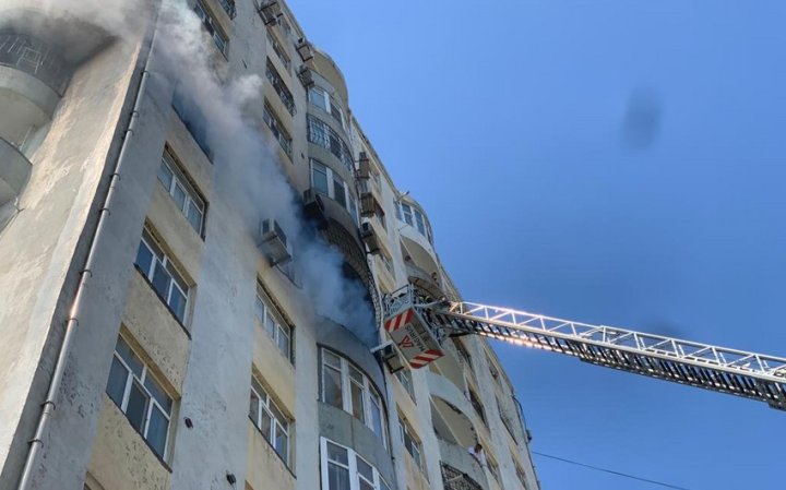 Bakıda çoxmərtəbəli yaşayış binasında yanğın