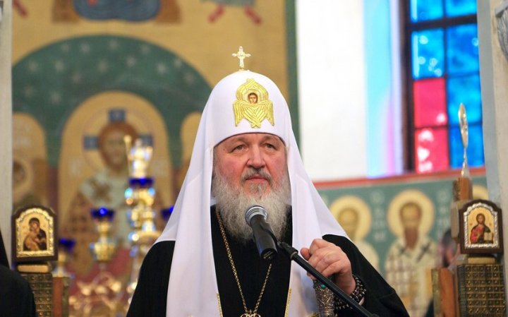 Rusiyanın patriarxı Kirill kilsədə mərasim zamanı yıxıldı