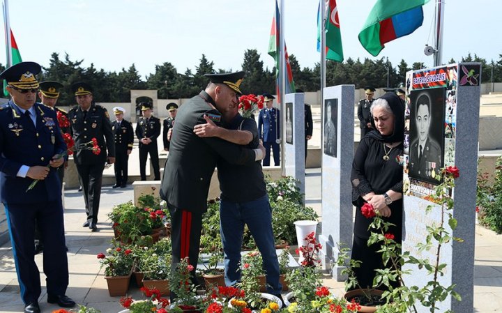 Müdafiə Nazirliyinin rəhbərliyi Fəxri xiyabanı və İkinci Şəhidlər xiyabanını ziyarət edib -