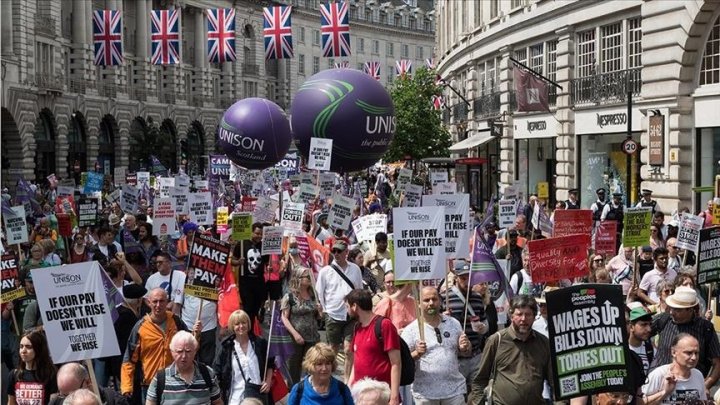 Britaniyalılar London küçələrinə çıxdılar