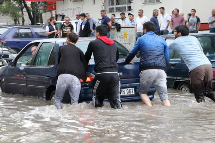 Güclü leysan və sel Ankarada fəsadlar yaratdı