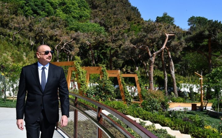 İlham Əliyev Bakıda yeni salınmış “Çəmbərəkənd” parkındakı şəraitlə tanış olub -
